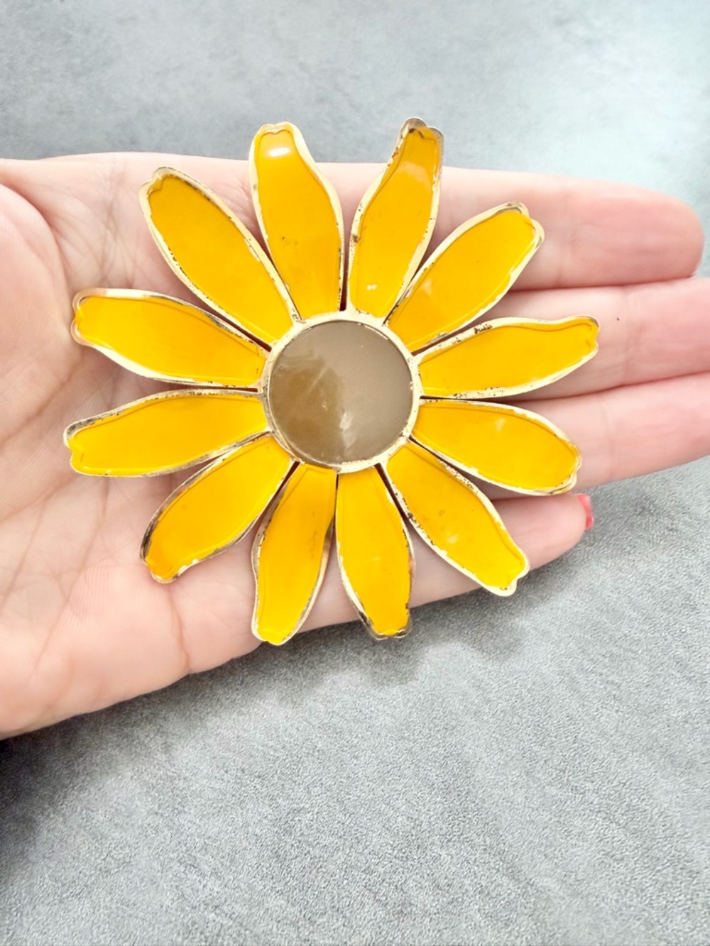 Vintage Enamel Brooch Over sized Gold Tone Yellow Daisy Flower Retro Spring - Picture 3 of 5
